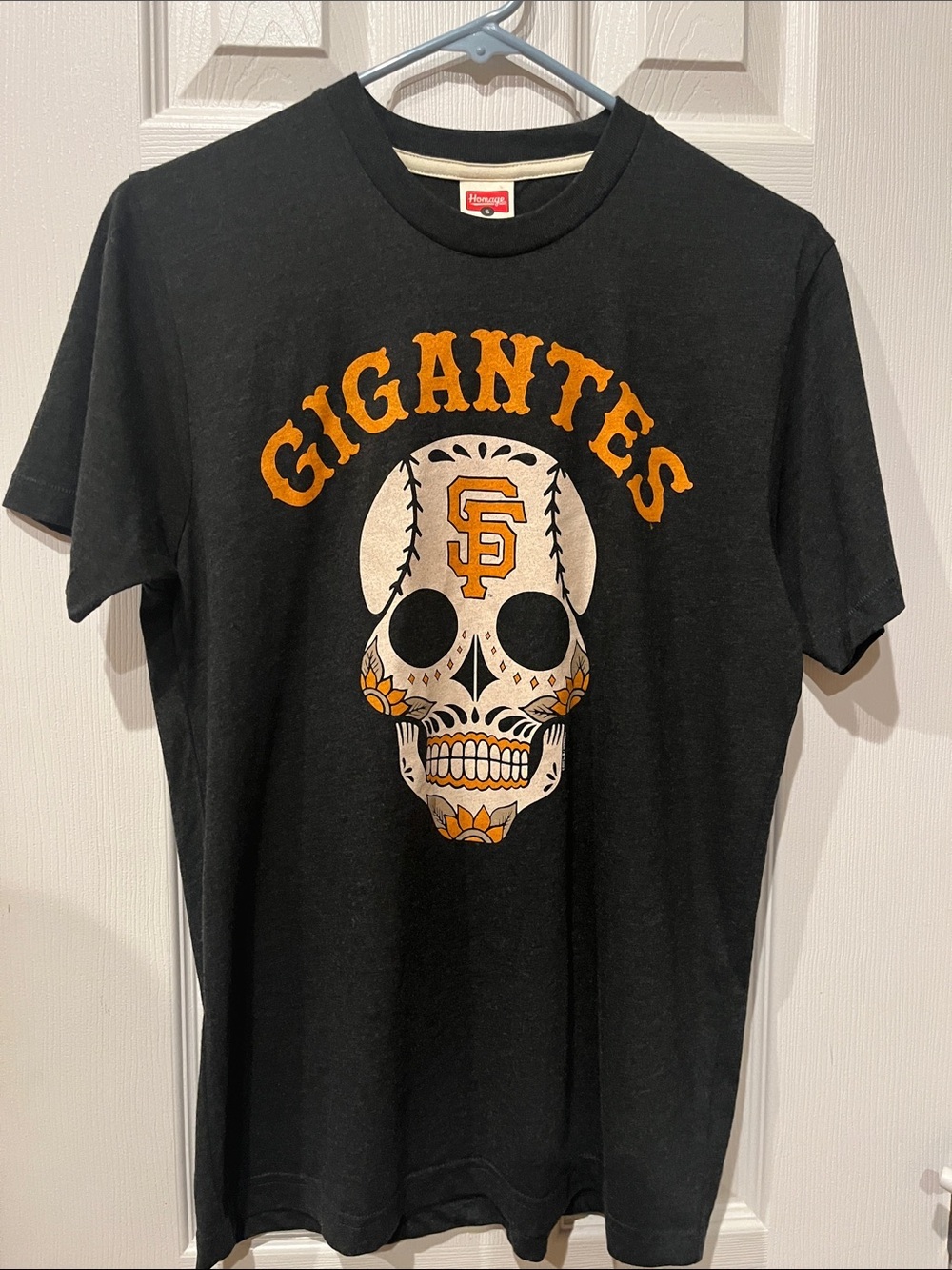 Men’s San Francisco Giants Homage Charcoal Gigantes Hyper-Local T Shirt